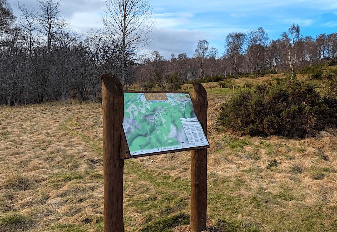 One of the maps in situation along a waymarked path into the estate